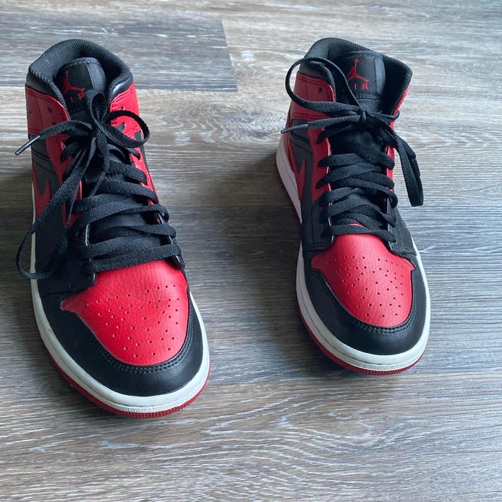 Nike Air Jordan 1 MID BANNED